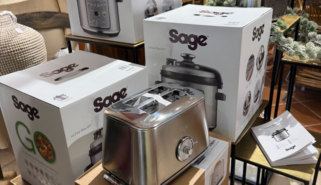 Boîtes et appareils électroménagers exposés sur des tables dans un magasin.