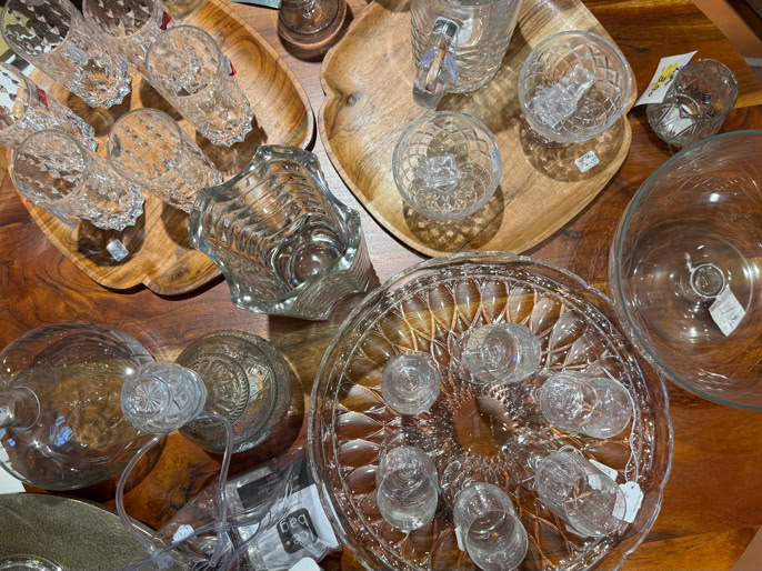 Verres en cristal disposés sur une table en bois.